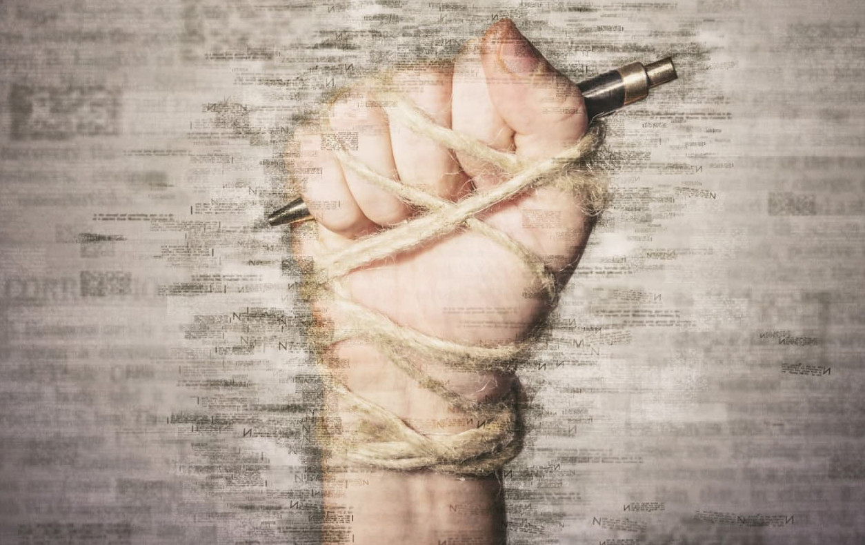 Η δημοσιογραφία δεν χρειάζεται περισσότερες ποινές και απαγορεύσεις αλλά συζήτηση για το πώς θα ξαναβρεί την ψυχή της