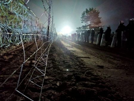 Λευκορωσία – Δίνουν δακρυγόνα στους μετανάστες για να επιτεθούν στους πολωνούς στρατιώτες
