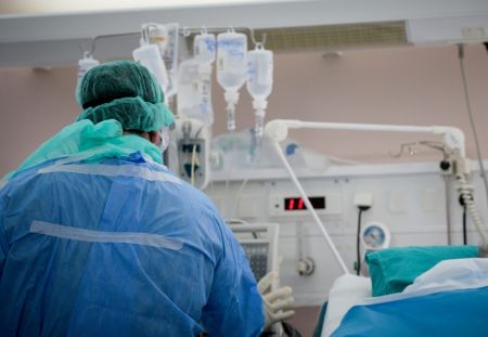 Κορωνοϊός – Ζευγάρι αρνητών σε νοσοκομείο δίνει μάχη με τον ιό – «Χαροπαλεύει στη ΜΕΘ» ο άνδρας