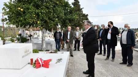 Δημήτρης Κουτσούμπας – Κατέθεσε λουλούδια στον τάφο του Μίκη Θεοδωράκη
