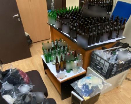 Επίθεση στην Τροχαία Πειραιά – Κοντάρια με πυσρούς και υλικά για μολότοφ βρέθηκαν στα σπίτια των δύο συλληφθέντων