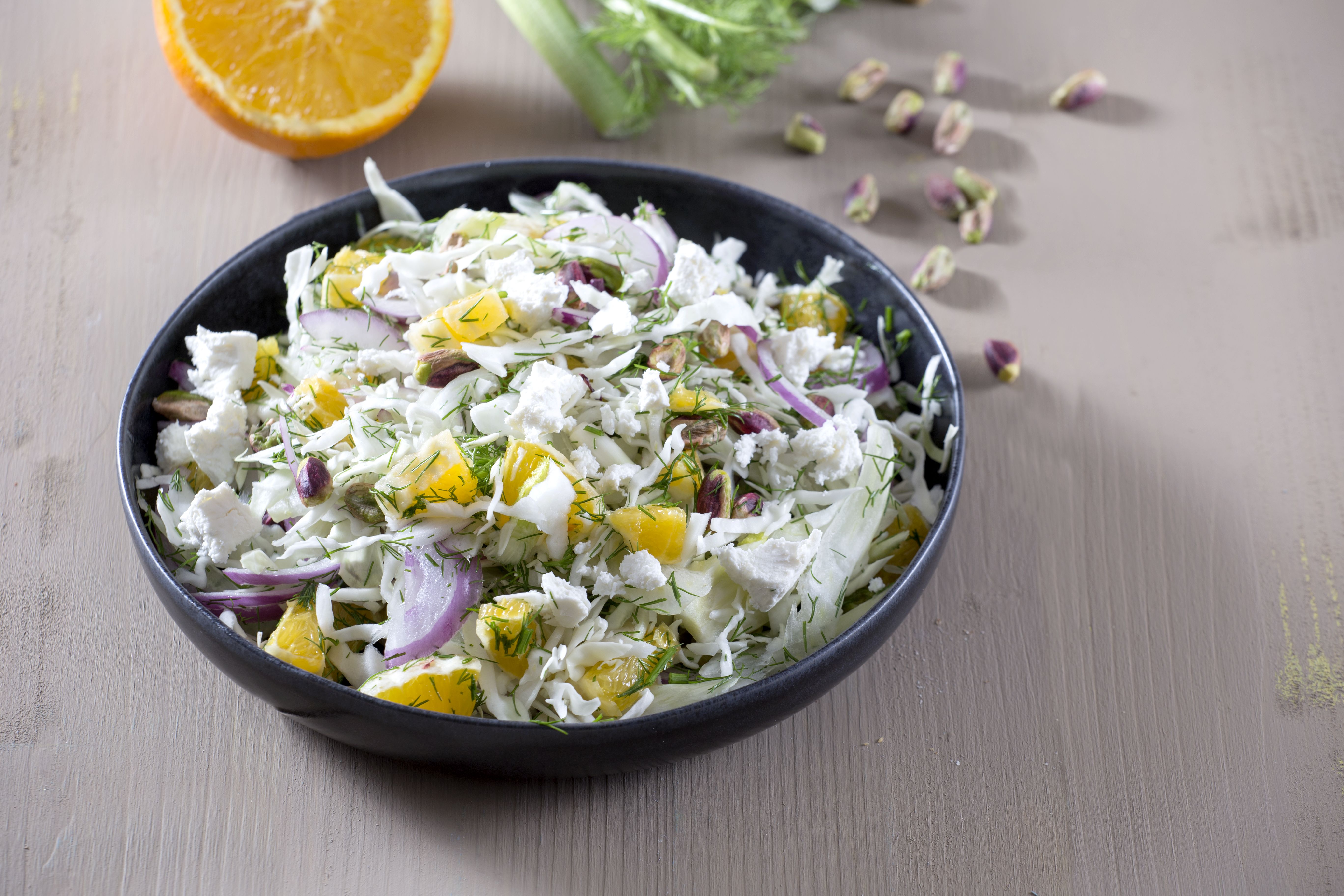 Λαχανοσαλάτα με πορτοκάλι και μανούρι