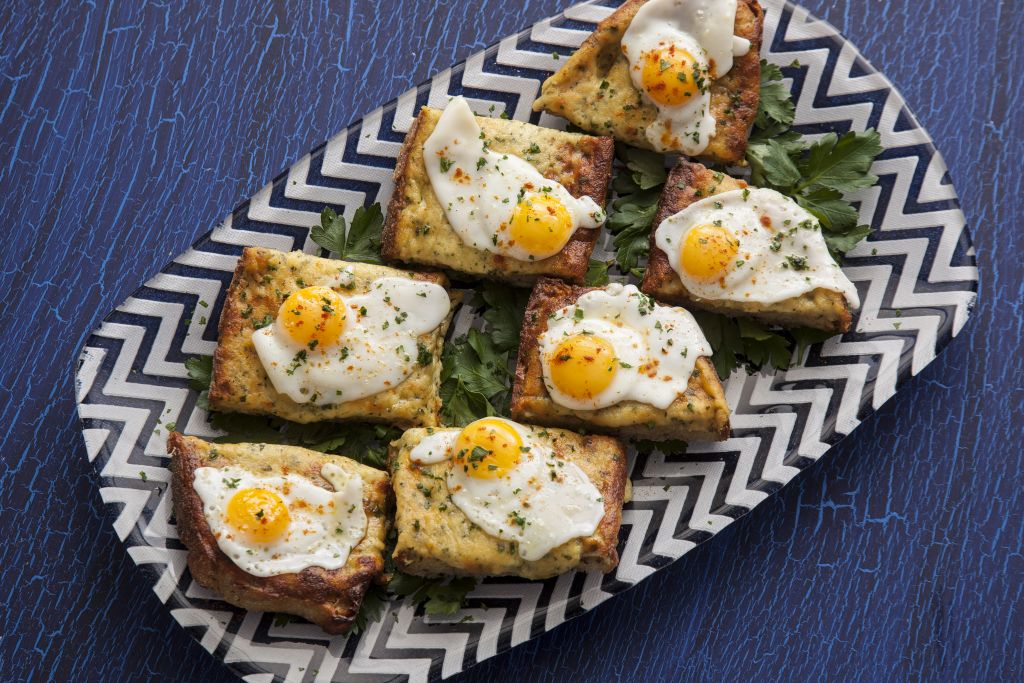 Τηγανητά αβγά σε φέτες ψωμιού με κασέρι