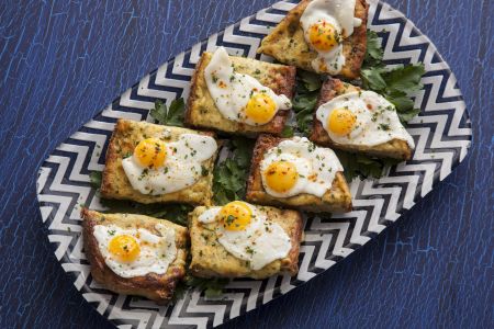 Τηγανητά αβγά σε φέτες ψωμιού με κασέρι