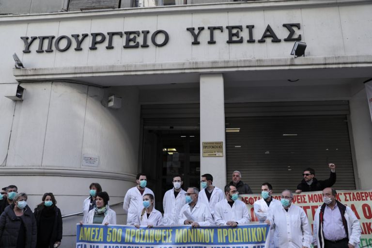 ΟΕΝΓΕ – Προπαγανδιστικό επιχείρημα της κυβέρνησης ότι «δεν βρίσκει γιατρούς να προσλάβει» – Καταγγελία για «πάγωμα» προσλήψεων | tovima.gr