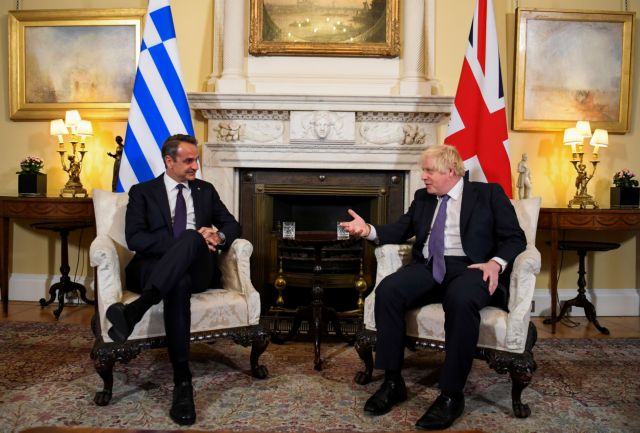 Ο Μητσοτάκης, η Μελίνα, ο Τζόνσον και τα γλυπτά