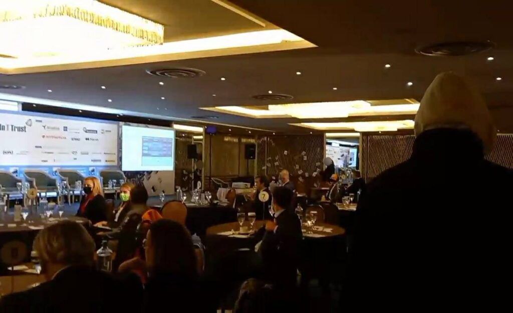 Ρουβίκωνας – Παρέμβαση σε συνέδριο τραπεζιτών