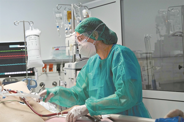 Εφιαλτικές προβλέψεις για τους θανάτους στην Ελλάδα