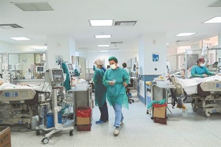 Η επέλαση του 6ου κύματος και η… τρικυμία για την 4η δόση