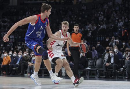 Αναντολού Εφές – Ολυμπιακός 88-69: Μπλακ άουτ και βαριά ήττα