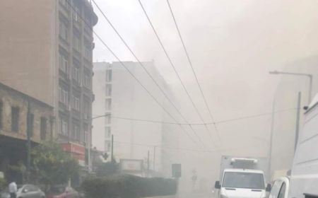 Πειραιάς – Σε εξέλιξη η φωτιά σε αποθήκη με στρώματα – Πυκνός καπνός και κυκλοφοριακές ρυθμίσεις στην περιοχή