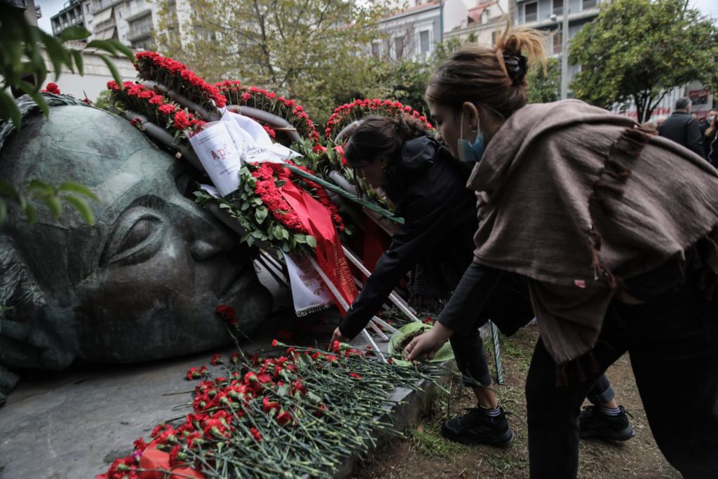 Πολυτεχνείο  – Το απόγευμα η μεγάλη πορεία προς την αμερικάνικη πρεσβεία