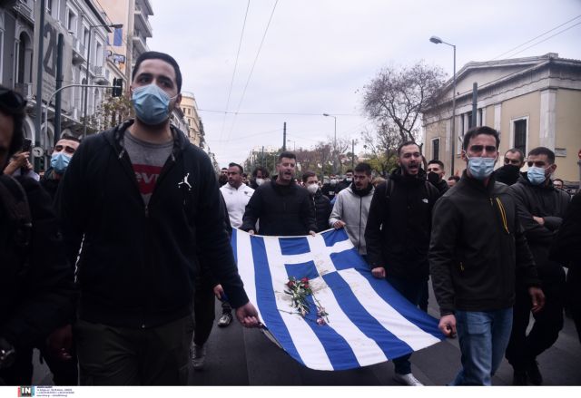 Πολυτεχνείο – Σε εξέλιξη η πορεία – Κλειστοί δρόμοι στο κέντρο της Αθήνας