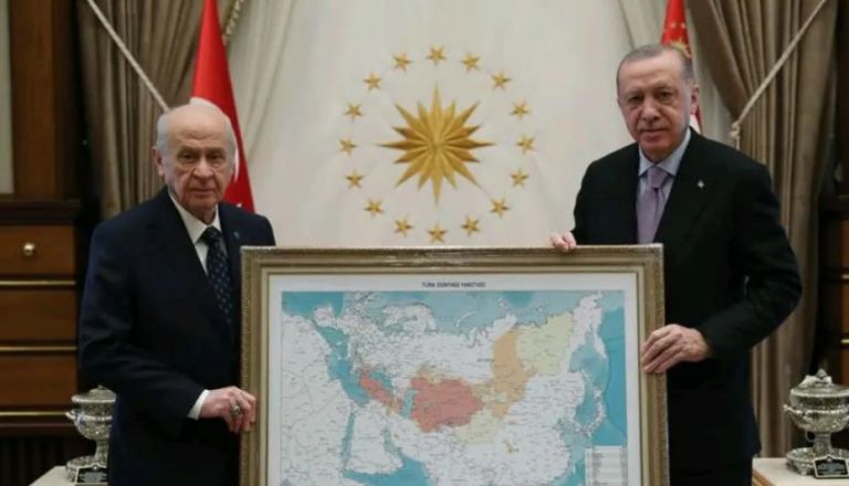 Εθνικιστικές προκλήσεις από Ερντογάν και Μπαχτσελί – Ποζάρουν με χάρτη του «τουρκικού κόσμου» που περιλαμβάνει Θράκη και Κύπρο | tovima.gr