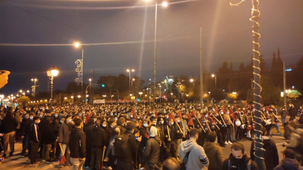 Επέτειος Πολυτεχνείου – Μαζική συμμετοχή στην πορεία – Τα συνθήματα και οι εικόνες που συγκίνησαν