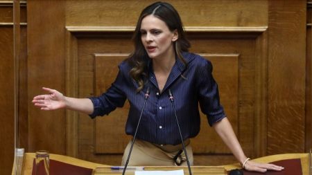 Αχτσιόγλου για υπερωρίες: «Θα αρκούσε ένα “ναι το καταργούμε” από τον κ. Χατζηδάκη»