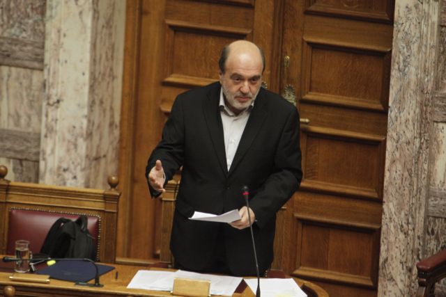 Ξαφνική αδιαθεσία για τον Τρύφωνα Αλεξιάδη στη Βουλή – Μεταφέρθηκε στο ιατρείο | tovima.gr