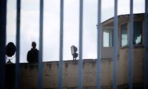 Αποκάλυψη: Συνέλαβαν 3 σωφρονιστικούς υπαλλήλους στην Κόρινθο γιατί βοήθησαν στην απόδραση του 45χρονου ποινικού | tovima.gr