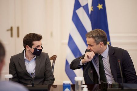 Ποιος είναι ο 26χρονος Κωνσταντίνος που συνοδευε τον Κυριάκο Μητσοτάκη