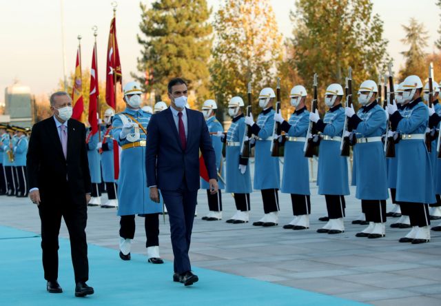 Πυρά κατά Σάντσεθ για την πώληση όπλων στην Τουρκία από ΚΙΝΑΛ και Παπανδρέου