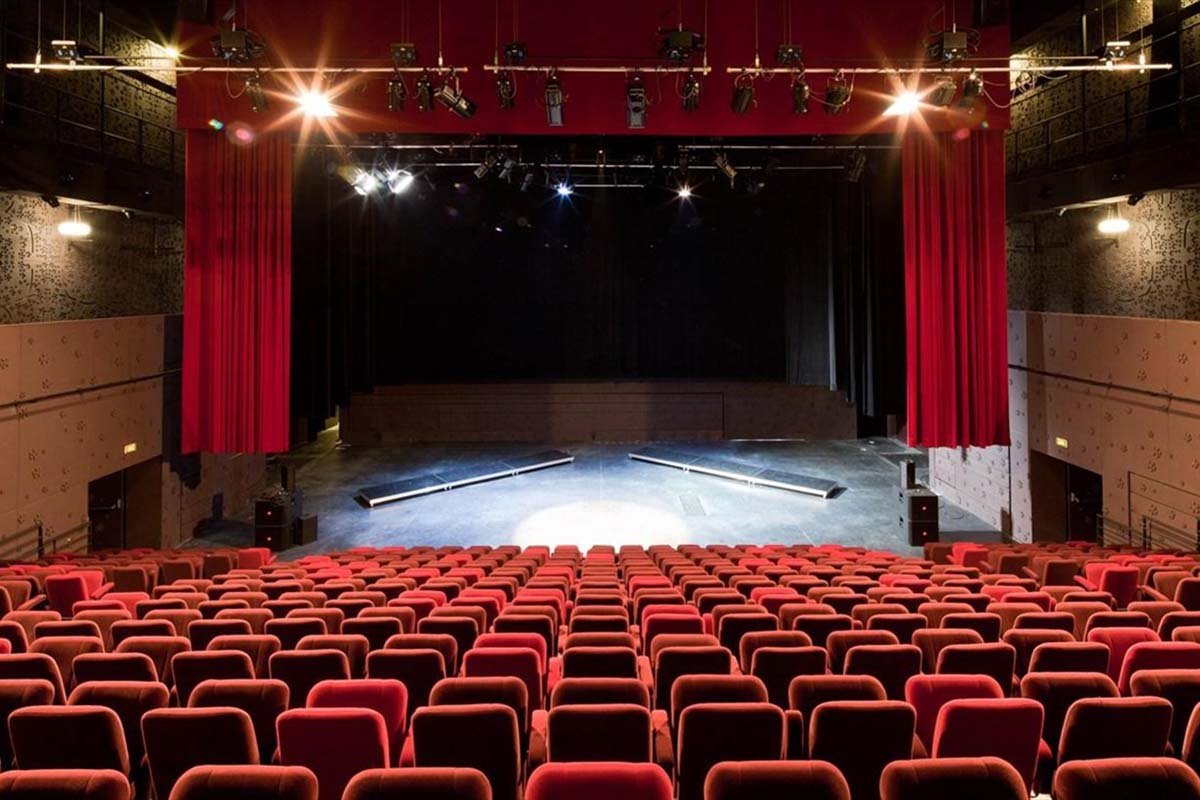 Κορωνοϊός – Πώς μπαίνουν τα παιδιά σε θέατρο, σινεμά και εστίαση