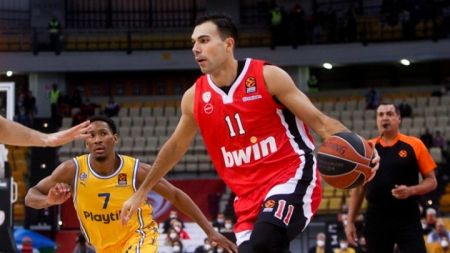 Ανίκητος στο ΣΕΦ ο Ολυμπιακός – Ανετα την Μακάμπι 90-73