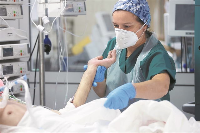 «Αυτό το πανδημικό κύμα θα είναι το χειρότερο και είναι μη αναστρέψιμο»