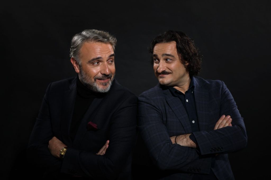 Δύο φίλοι επί σκηνής