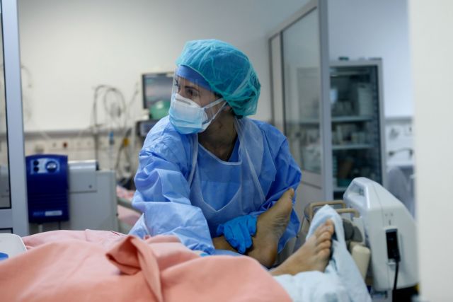 Κορονωϊός – Εξαντλητικές εφημερίες στα νοσοκομεία – Λιποθύμησε γιατρός στο «Παπανικολάου»