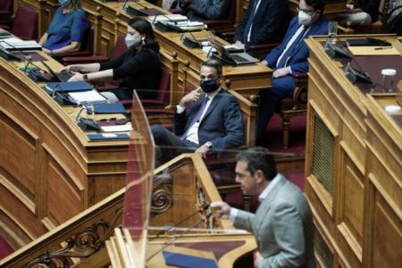Βουλή – Προ ημερησίας συζήτηση για την ακρίβεια – Παρεμβάσεις από Μητσοτάκη και Τσίπρα