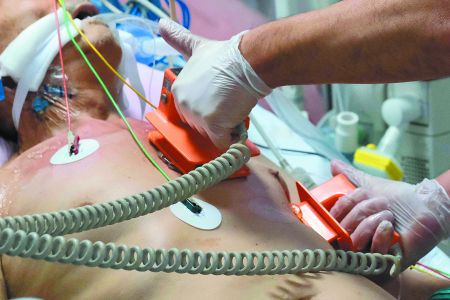 Οικονόμου – Μόνο υγειονομικά τα κριτήρια για την εισαγωγή στις ΜΕΘ