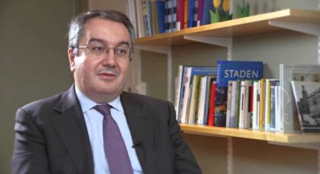 Mossialos: Stress on vaccinating those over age 60, booster shot for all