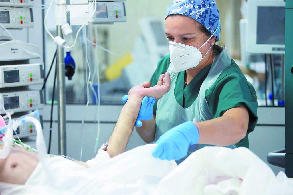 Κορωνοϊός: Θάνατος από COVID-19 ή με COVID-19; – Τι απαντούν τρεις καθηγητές του ΕΚΠΑ