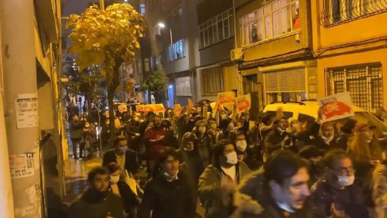Τουρκία – Η κατάρρευση της οικονομίας έβγαλε τους πολίτες στους δρόμους – Ζητούν παραίτηση Ερντογάν | tovima.gr
