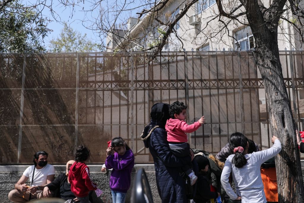 Υπουργείο Μετανάστευσης – Δεν θα μεταφέρονται αιτούντες άσυλο για παραμονή στα νησιά και τον Έβρο