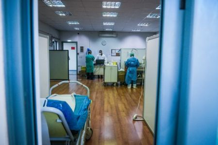 Σε απόγνωση οι γιατροί στο «Αττικόν» – Το νοσοκομείο είναι εκτός ελέγχου – Ξεκίνησε εφημερία με δεκάδες ράντζα