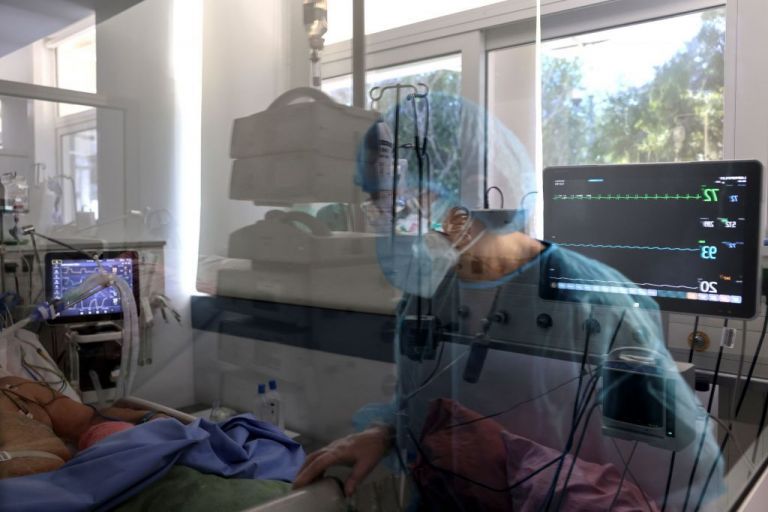 Κορωνοϊός – Σενάριο τρόμου για τον Δεκέμβριο – «Μπορεί να έχουμε 1.000 διασωληνωμένους στις ΜΕΘ