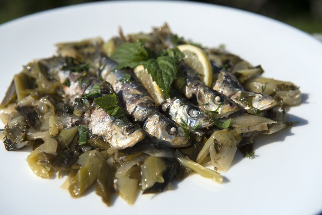 Σαρδέλες με τρυφερά κρεμμύδια και σκόρδα