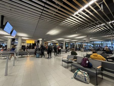Ολλανδία – Αποκλεισμένοι για ώρες στο αεροδρόμιο επιβάτες από τη Ν. Αφρική