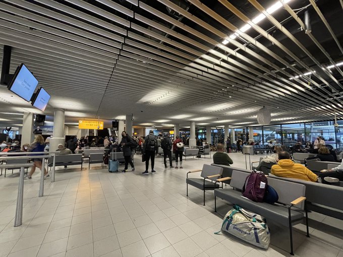 Ολλανδία – Αποκλεισμένοι για ώρες στο αεροδρόμιο επιβάτες από τη Ν. Αφρική