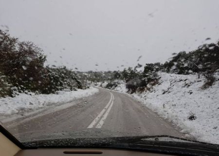 Φλώρινα – Χιονίζει στα ορεινά – Με χειμερινά ελαστικά η κίνηση των οχημάτων