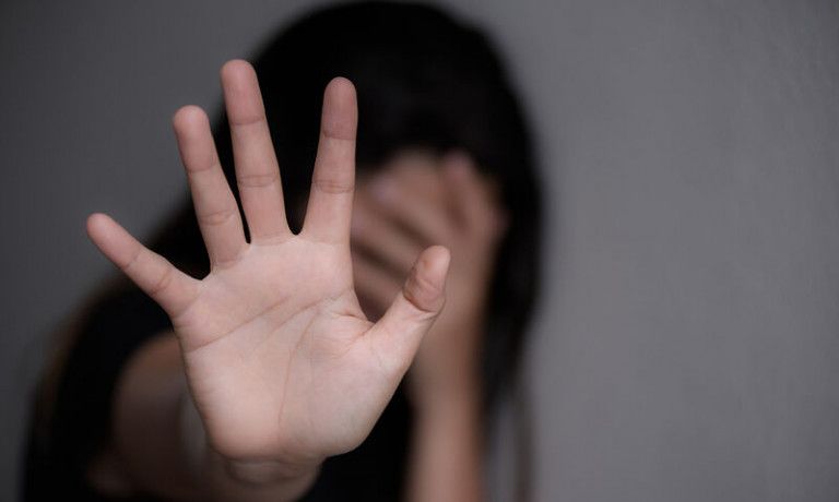 Βόλος – 16χρονη κατήγγειλε βιασμό από τον πατέρα της – Επιφυλάχθηκε το δικαστήριο για την απόφαση