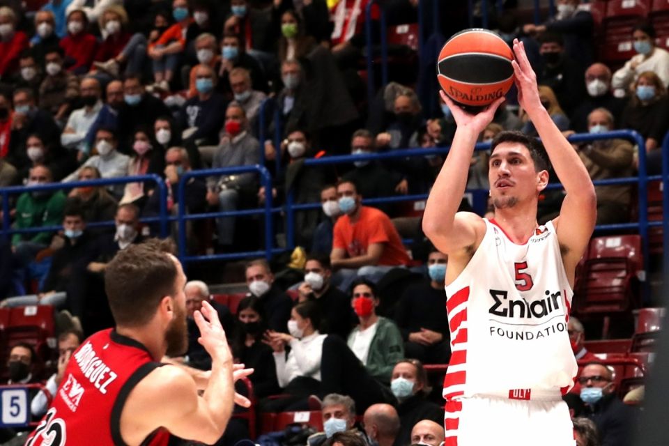 Η τρίποντη «ραψωδία» του Ολυμπιακού στο Μιλάνο