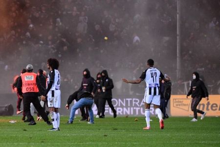 Εισβολή οπαδών του ΠΑΟΚ στην Τούμπα