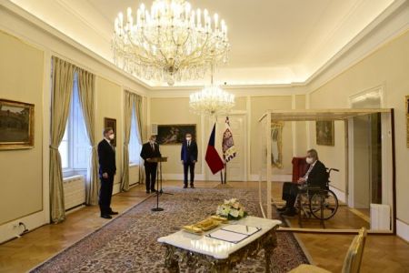 Τσεχία – Ο πρόεδρος Ζέμαν διόρισε πρωθυπουργό τον Πετρ Φιάλα