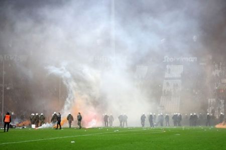 Ερασιτεχνικά βίντεο σοκ – Η εισβολή των οπαδών του ΠΑΟΚ μέσα από τη θύρα 4