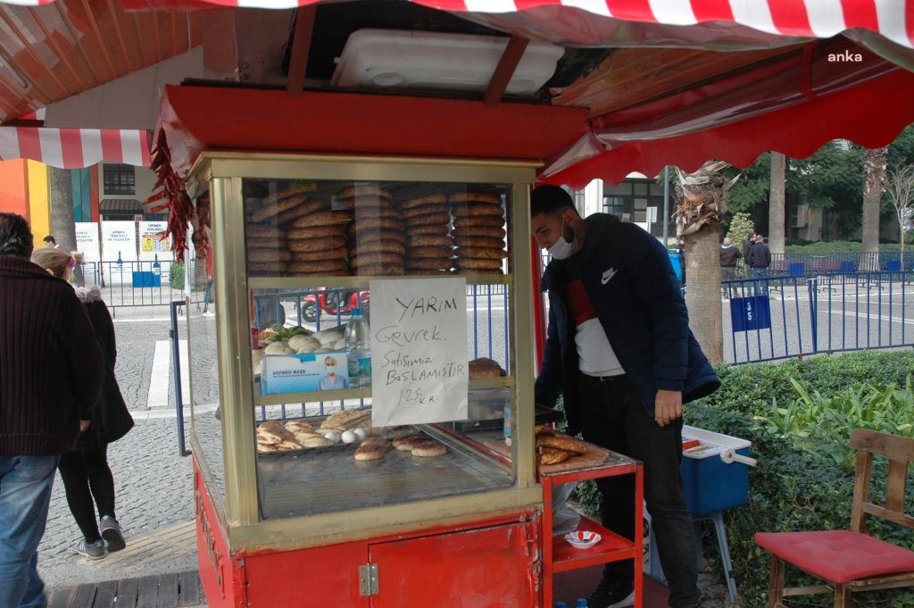 Τουρκία – Αρχισαν να πουλάνε και μισά κουλούρια – Η τιμή τους εκτοξεύτηκε στις 2,5 λίρες