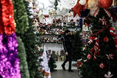 Κορωνοϊός – Το σχέδιο για Χριστούγεννα υπό τη σκιά της Όμικρον – Μαζικά self test με ανοιχτή την οικονομία
