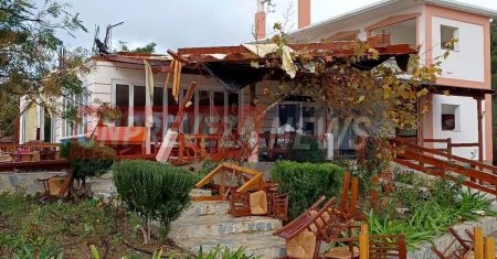 Βίντεο – Ανεμοστρόβιλος στη Πρέβεζα πέταξε σκεπή ταβέρνας 200 μέτρα μακριά