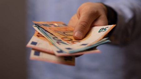 Ποιες ευάλωτες οικονομικά ομάδες θα λάβουν τον Δεκέμβριο ενίσχυση 250 ευρώ